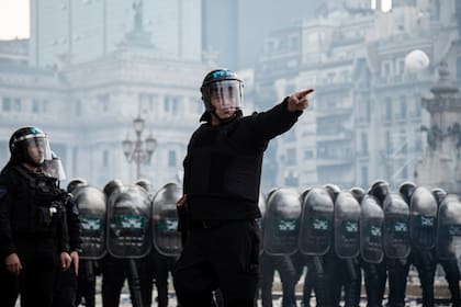 Un efectivo de la Policía Federal durante la represión el día del tratamiento en el Senado de ley Bases