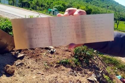 La policía encontró una placa en la estructura que contendría un código morse