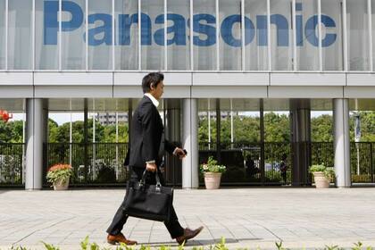Un ejecutivo pasa delante de las oficinas de Panasonic en Tokio, Japón. La demorada adquisición de Sanyo por 4400 millones de dóalres se hizo oficial luego de un año
