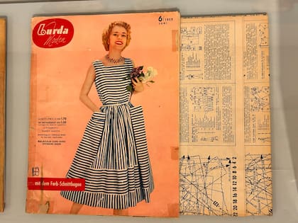 Un ejemplar de la revista "Burda", con sus respectivos moldes de costura, en la exposición de Fundación Proa