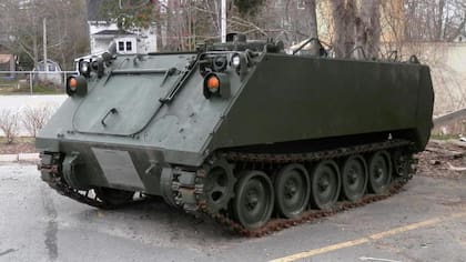 Un ejemplar del tanque M113, un vehículo autónomo estadounidense que no necesita conductor y que ya se encuentra en manos de las tropas ucranianas para luchar contra Rusia