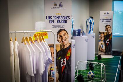 Un ejemplo de como dialogan estas tendencias es el de Ala Lavado Total. Por un lado, un pack que potencia el ahorro, por otro, funcionalidad a la hora de lavar prendas blancas expuestas a mucha suciedad. Y por último, una tendencia cultural que es parte de todos los argentinos: el fútbol, la alianza con la Selección Argentina y el orgullo de ser Campeones del Mundo.