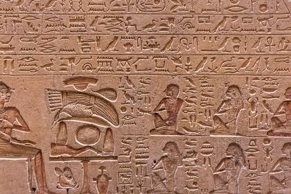 Un ejemplo del primer invento humano asociado al lenguaje, la escritura. El año que viene se cumplirán 200 años de la publicación del primer descifrado de la Piedra de Rosetta y los jeroglíficos egipcios por parte de Jean-François Champollion