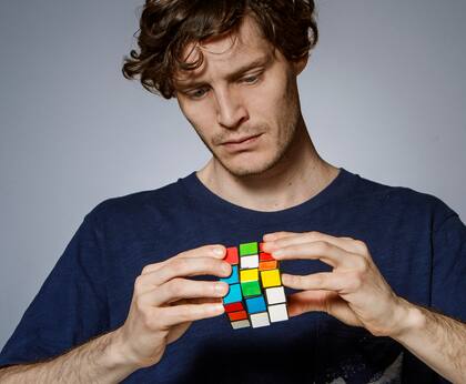 Un ejercicio de “alta competencia mental” que muy pocas personas de más de 50 años en el mundo pueden hacer es armar un cubo Rubik de 4x4 a ciegas