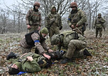 Un ejercicio de soldados ucranianos en la región de Kherson. (Genya SAVILOV / AFP)