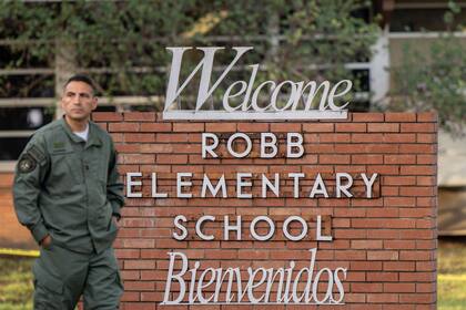 Un elemento camina por la escuela Robb, en donde ocurrió el tiroteo en Texas