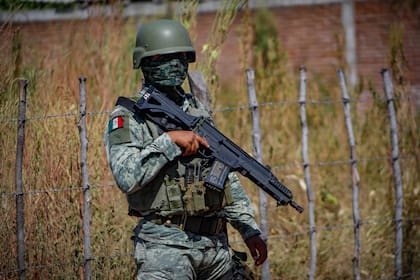 Un elemento del ejército mexicano en un operativo realizado por la Sedena en Culiacán, en 2024