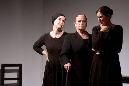 Un elenco estelar compuso esta nueva versión de "La casa de Bernarda Alba", y ahora está disponible para ver en la comodidad de nuestras casas