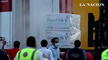 Un embarque de la vacuna rusa Sputnik, la primera de las tres vacunas desarrolladas y aprobadas en Rusia