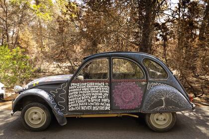 Un emblema de la tradicional aura hippie de Ibiza: un viejo Citroën pintado con leyendas de amor y paz.