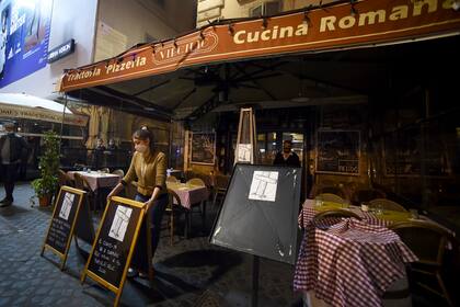 Un empleado cierra un bar en la plaza Campo de Fiori en Roma