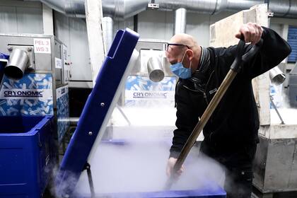 Un empleado de Cryonomic, una empresa belga que produce máquinas y contenedores de hielo seco que se utilizarán para el transporte de vacunas Covid-19, prepara gránulos de hielo seco en Gante, el 2 de diciembre de 2020