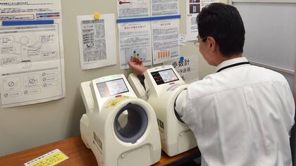 Un empleado de Fujikura, empresa de fabricación de equipos eléctricos con sede en Tokio, revisando su salud en la sala de salud de la compañía.