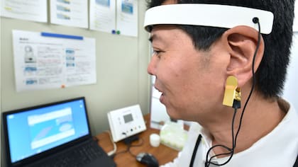 Un empleado de Fujikura, empresa de fabricación de equipos eléctricos con sede en Tokio, revisando su salud en la sala de salud de la compañía.