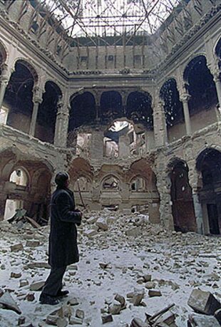 Un empleado de la Biblioteca Nacional de Sarajevo observa los restos del centenario edificio destruido en 1992