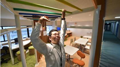 Un empleado de la empresa de fabricación de equipos eléctricos con sede en Tokio, Fujikura, mientras hace ejercicios en la sala de actividades de salud de la compañía.