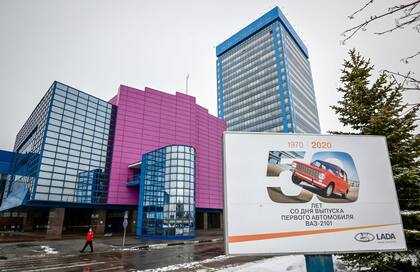 Un empleado de la planta de automóviles Avtovaz pasa frente al edificio de administración de la planta en Tolyatti, también conocido como Togliatti, Rusia, el 31 de marzo de 2022