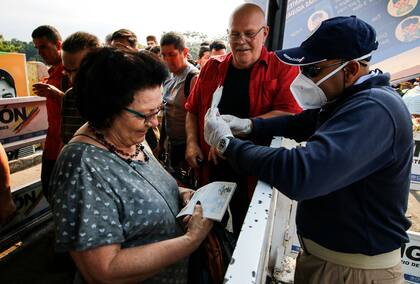 Un empleado de migraciones de Venezuela controla la documentación en la frontera con Colombia