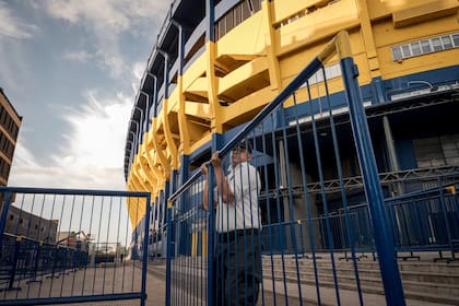 Un empleado de seguridad abre el portón para habilitar el paso del tren
