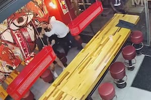 Un empleado de seguridad les pidió a dos jóvenes que no filmen y los atacó con una cachiporra