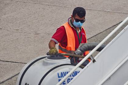 Un empleado de una aerolínea usa una máscara protectora como precaución contra la propagación del nuevo Coronavirus, COVID-19, en el Aeropuerto Internacional Toncontin, en Tegucigalpa.