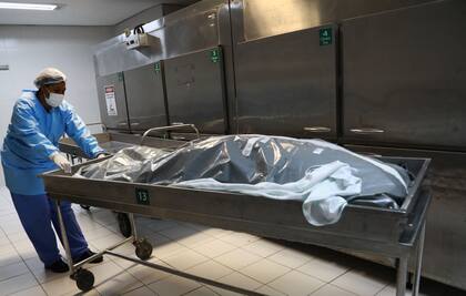 Un empleado desplaza el cuerpo de una víctima de coronavirus en una morgue de Porto Alegre  