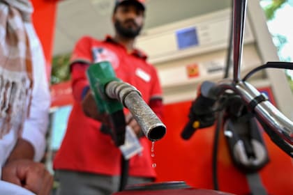 Un empleado llena el tanque de una motocicleta en una gasolinera de Islamabad el 25 de abril de 2026, en medio de un aumento de precios debido a las interrupciones en el suministro de energía provocadas por la guerra en Oriente Medio.