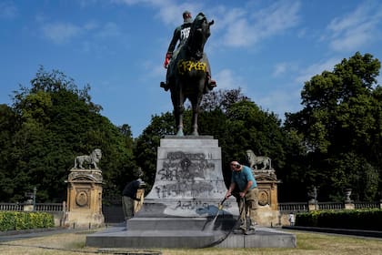 Un empleado municipal limpia la estatua desfigurada del rey Leopoldo II de Bélgica en Bruselas el 10 de junio de 2020