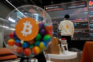 Un empleado observa un cartel electrónico con los precios del bitcoin y otras criptomonedas en la sala de descanso del mercado de criptomonedas de Bithumb en Seúl, Corea del Sur, el jueves 21 de noviembre de 2024. (AP Foto/Ahn Young-joon)
