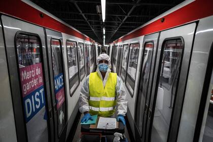 Un empleado posa con un traje de protección mientras desinfecta el metro, el 7 de mayo de 2020, en Venissieux, cerca de Lyon en Francia