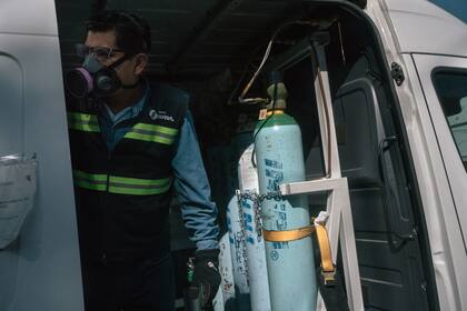 Un empleado rellena los tanques con oxígeno como servicio gratuito ofrecido por el gobierno de Iztapalapa en Ciudad de México. En los últimos dos meses, la demanda global de oxígeno medicinal se ha triplicado

