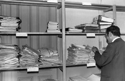 Un empleado revisa los expedientes del Juicio a las Juntas, una causa que comenzó en octubre de 1984 y tuvo su sentencia en diciembre de 1985
