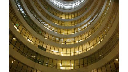 Un empleado se encuentra fuera de una oficina de una compañía de ventas en línea durante la noche en Galaxy Soho