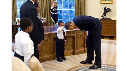 Un empleado de la Casa Blanca, Carlton Philadelphia, llevó a su familia a la Oficina Oval para una foto con el Presidente Obama. El hijo de Carlton le dijo en voz baja al presidente que acababa de cortarse el pelo como él, y le preguntó si podía tocar su cabeza, el 8 de mayo de 2009.