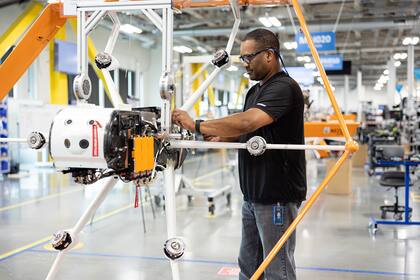 Un empleado termina de ensamblar un drone de Amazon