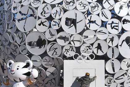Un empleado trabaja en una obra de arte olímpica