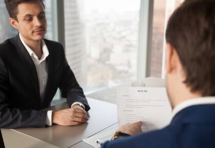 Un empleador no puede tomar represalias contra un trabajador por ejercer su derecho a recibir el salario mínimo