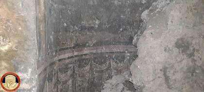 Un empresario italiano inició excavaciones ilegales en el centro de Nápoles y, a ocho metros de profundidad, descubrió una iglesia medieval, hoy confiscada por los Carabineros (Comando de Carabineros de Tutela de Patrimonio Cultural)