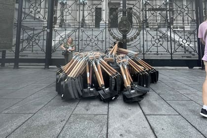 El empresario argentino dejó 256 palas en las inmediaciones del Congreso, en el marco de la campaña "Agarren la pala".