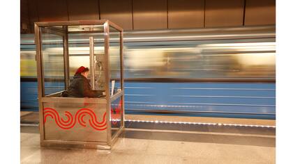 Un encargado de la estación controla los trenes que salen de la plataforma desde una cabina en la estación de metro de Zhulebino en Moscú, Rusia