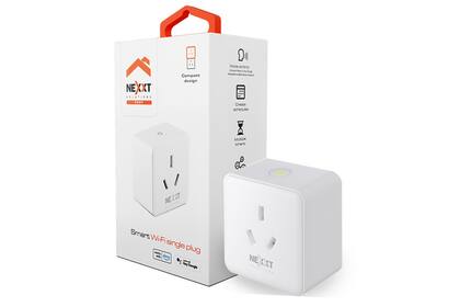 Un enchufe inteligente de Nexxt; tiene Wi-Fi, es compatible con los asistentes digitales, y permite controlar a distancia el paso de electricidad para prender o apagar un electrodoméstico "no inteligente"