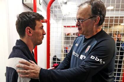 Un encuentro de grandes, cada uno en su rol: Messi con Bielsa