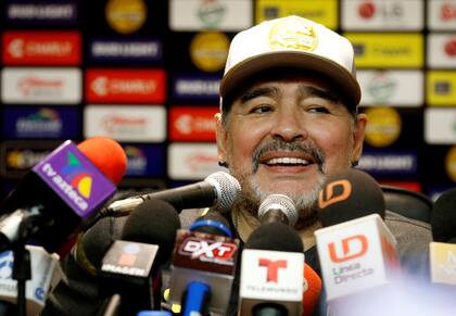 Un enjambre de micrófonos para Maradona, después de la goleada de su equipo
