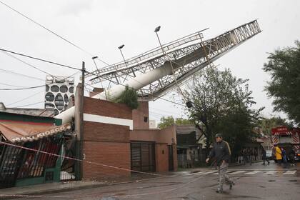 Un enorme cartel de varias toneladas cayó sobre una casa en avenida General Paz y avenida América