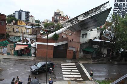 Un enorme cartel de varias toneladas cayó sobre una casa en avenida General Paz y avenida América