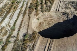 Un enorme cráter circular de 32 metros de ancho y 64 de profundidad surgió en la región de Atacama, en el norte de Chile.