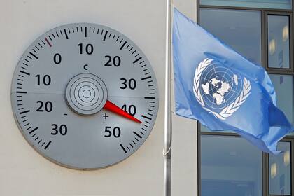Un enorme termómetro montado en una pared de la sede de la Convención de las Naciones Unidas sobre el Cambio Climático (CMNUCC) muestra una temperatura de 42 grados centígrados en Bonn, Alemania