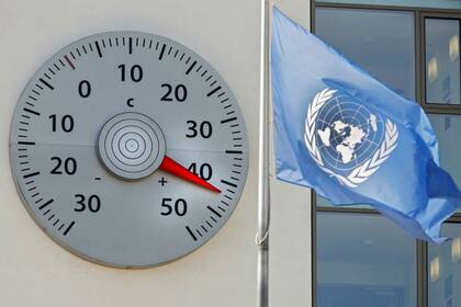 Un enorme termómetro montado en una pared de la sede de la Convención de las Naciones Unidas sobre el Cambio Climático (CMNUCC) muestra una temperatura de 42 grados centígrados en Bonn, Alemania