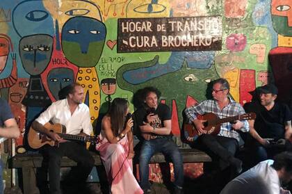 Un ensayo de la canción en el Hogar de Tránsito para gente en condición de calle Cura Brochero, de Olivos