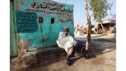 Un enterrador fuma shisha en el cementerio de Wadi al-Salam, en árabe significa "Valle de la Paz", en Nayaf, al sur de Bagdad